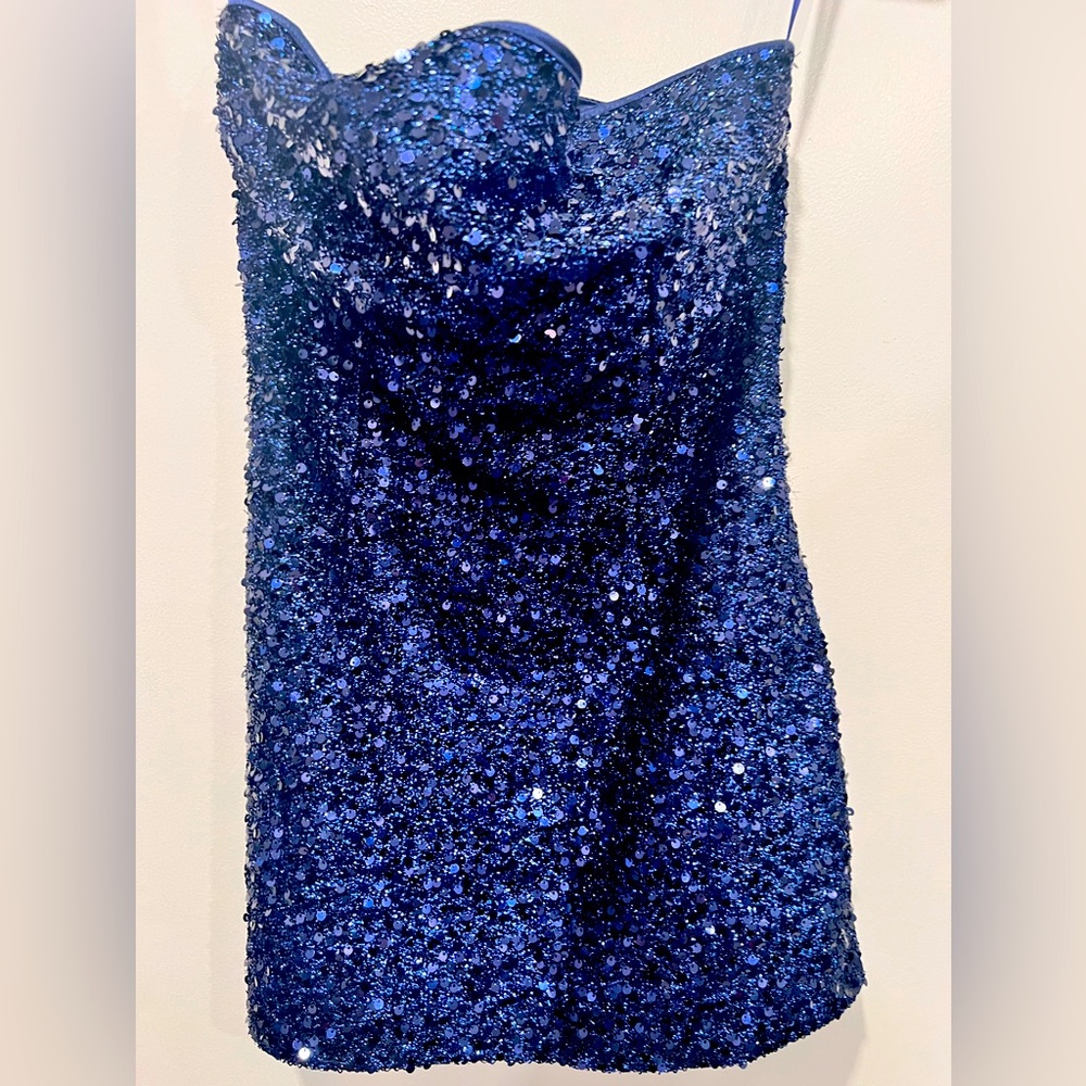 New edikted formal dress
Beautiful blue sparkles